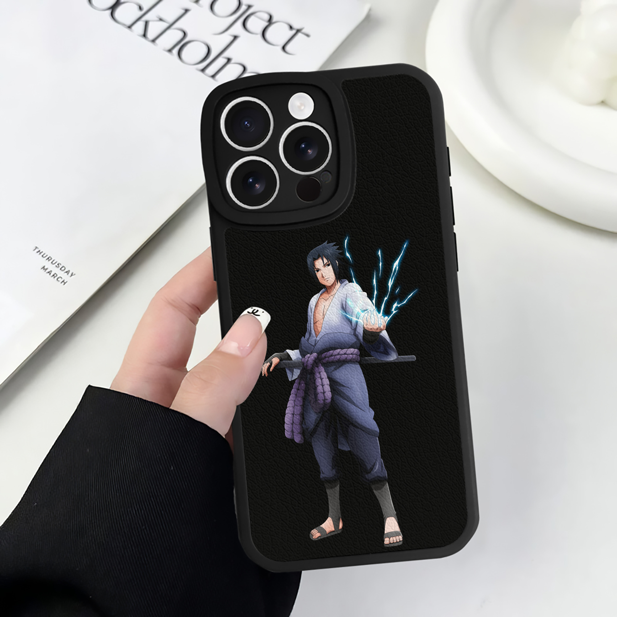 （画像用） NARUTO -ナルト- うちは サスケ Uchiha Sasuke 【iPhone 16シリーズ対応】シリコンスマホケース（レザー調） 材質：シリコン